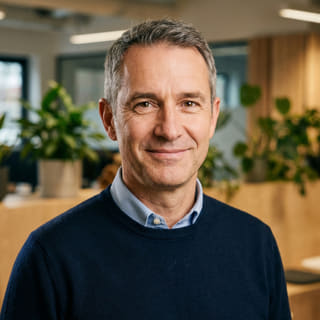 Foto de perfil de James Mitchell, identificado como Diretor Executivo na plataforma Renditell